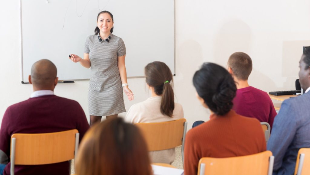 Formateur présentant un sujet à des professionnels.