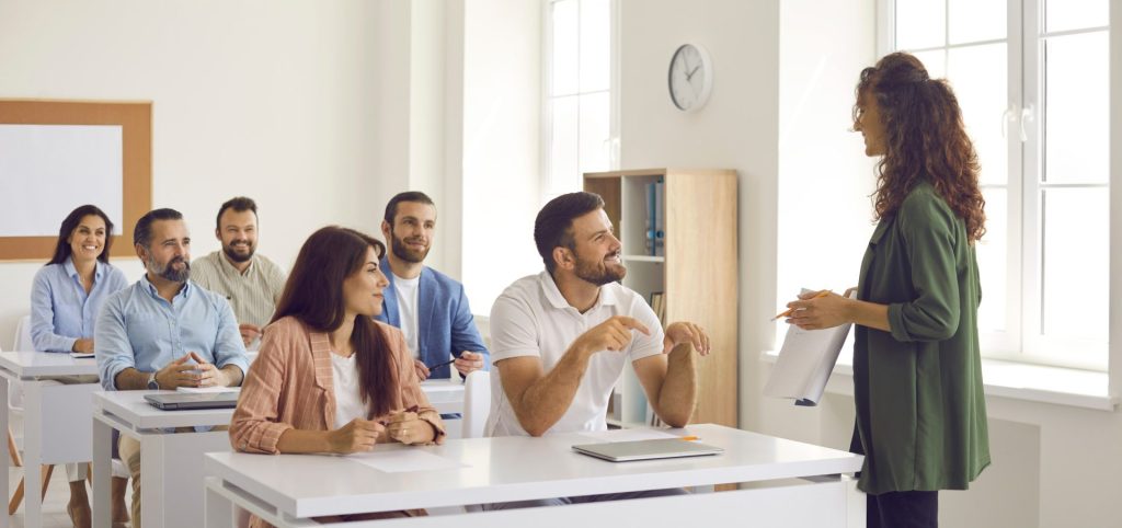 Professionnels discutant ensemble de stratégies d’entreprise.